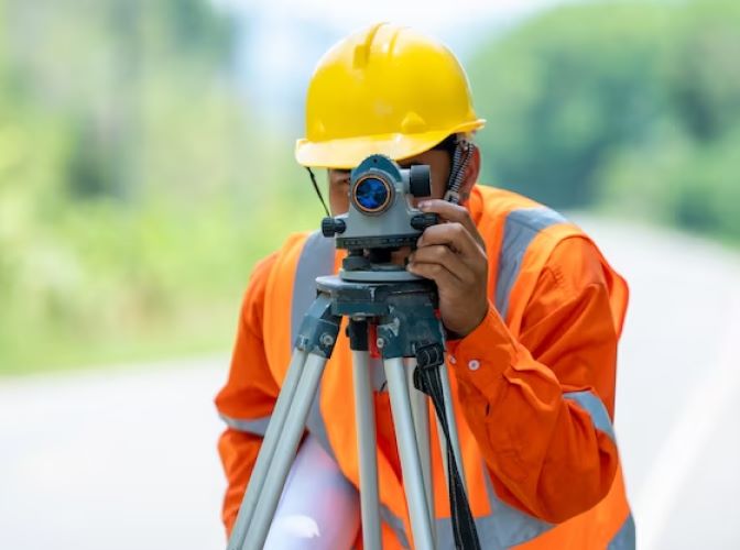 Imagem da execução de um levantamento planialtimétrico com ferramentas profissionais.