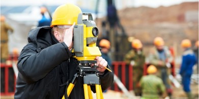 Topografo trabalhando com equipamento de topografia